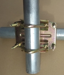 Držák stožáru - stožárová spojka křížená pro trubky do 60mm
