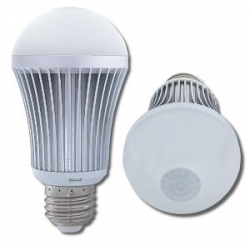 LED žárovka E27 7W 12x LED s PIR čidlem oválná bílá teplá 230V